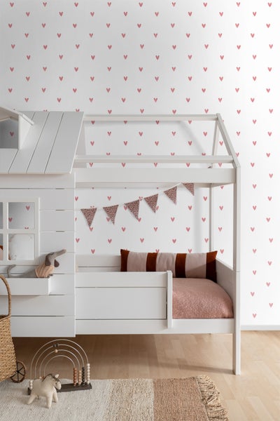 Kinderzimmer mit Hausbett, Dekoration und Tapete mit Herzmuster