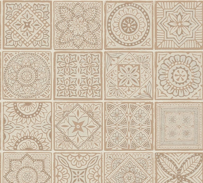 Detailaufnahme von gemusterten Bodenfliesen mit floralen Motiven