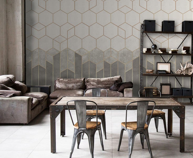 Wohnzimmer mit Sofa, Tisch und geometrischer Tapete für ein modernes Interieur