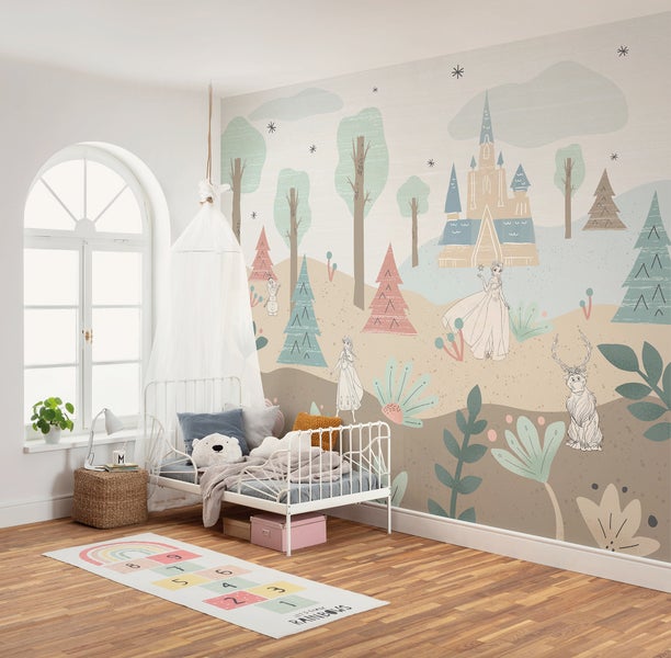 Kinderzimmer mit gemusterter Tapete, weißem Bett und Spielteppich