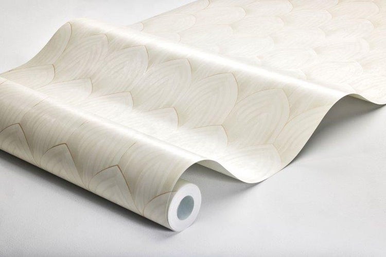 Badezimmer mit Dusche, Waschbecken und Holzverkleidung für ein natürliches Ambiente