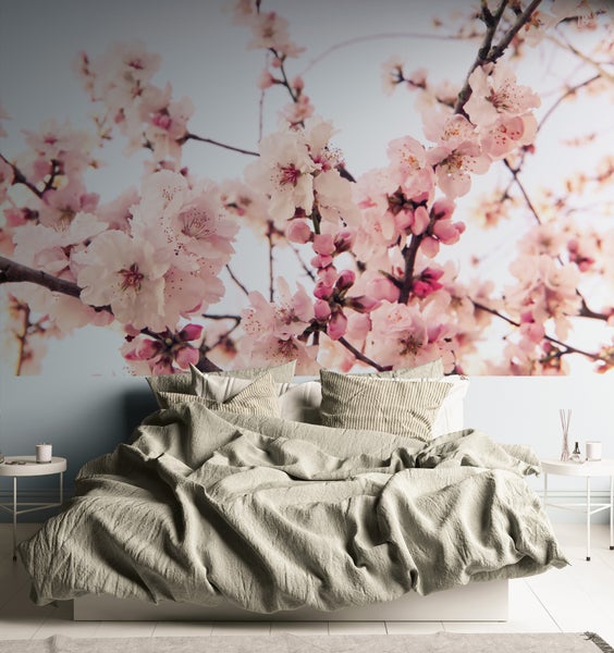 Schlafzimmer mit Bett und Blumentapete für eine ruhige Atmosphäre