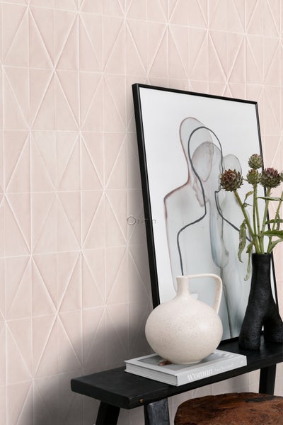 Wandgestaltung mit dreieckigen Fliesen neben Dekorationselementen auf einem Tisch