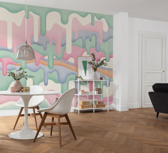 Heller Raum mit Esstischgruppe, Regal und grafischer Tapete