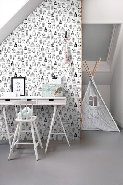 Kinderzimmer mit Schreibtisch, Stuhl, Spielzelt und Tapete mit Flakonmuster