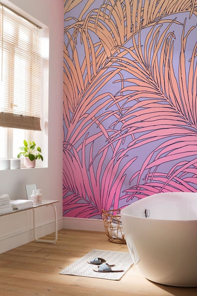 Helles Badezimmer mit gemusterter Tapete, freistehender Badewanne und Holzfußboden