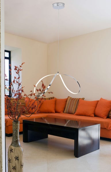 Wohnzimmer mit Deckenleuchte, Sofa und Couchtisch