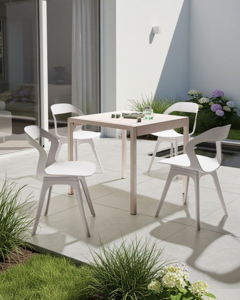 Quadratischer Gartentisch mit vier Stühlen auf einer Terrasse