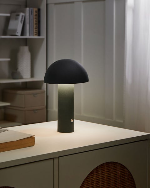 Schreibtischleuchte mit Schirm in Pilzform auf einem Nachttisch