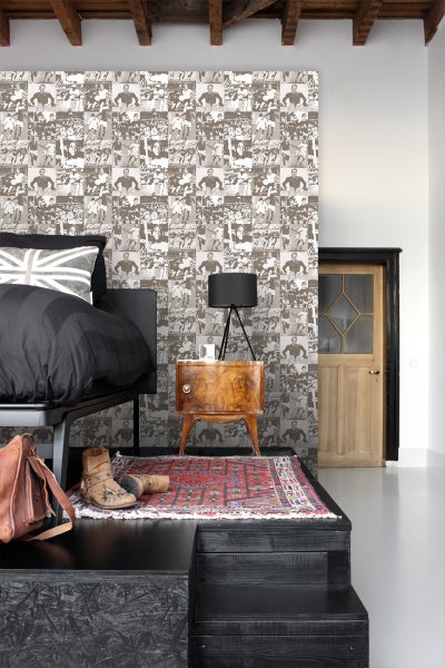 Schlafzimmer mit Bett, Nachttisch und Tapete mit Fußballmotiven