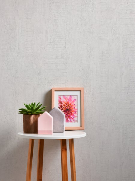 Schreibtisch mit Schreibtischlampe, Stuhl und Büroartikeln für ein helles Arbeitszimmer.