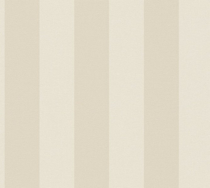 Terrasse mit Metallgeländer, Pflanzgefäß und Sitzgelegenheit im Garten