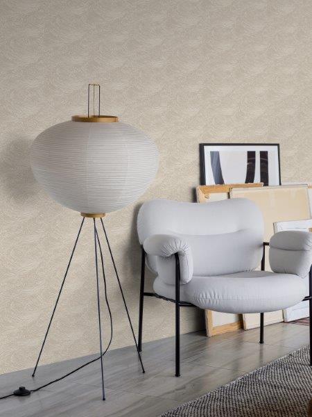 Wohnraum mit gemusterter Tapete, Stehlampe und Sessel