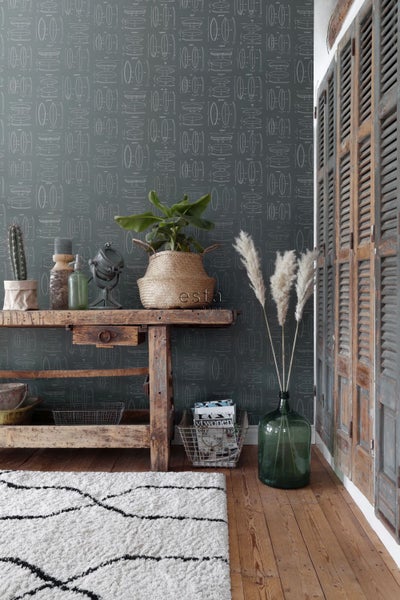 Raumansicht mit Werkbank, Dekoration und Tapete mit Surfbrettmuster