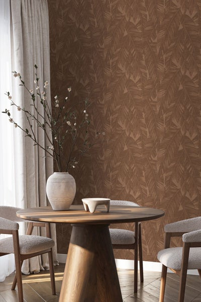 Wohnzimmer mit Vliestapete mit Blattmuster in moderner Einrichtung mit Holztisch und hellen Polsterstühlen.