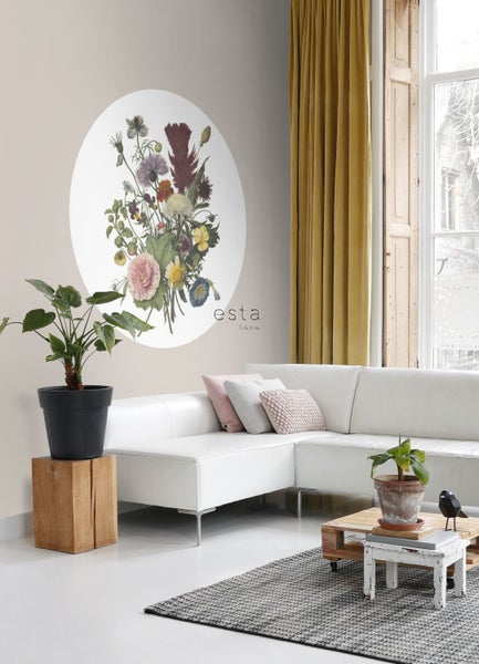 Wohnzimmer mit Wandtattoo Blumen, Sofa und Zimmerpflanzen