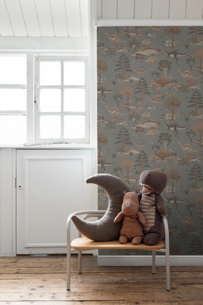 Kinderzimmer mit Dinosaurier-Tapete, Fenster, Spielzeugmond und Stofftieren auf einem Stuhl