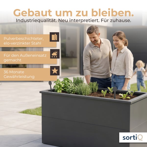 Ein Paar steht an einem Hochbeet aus pulverbeschichtetem, elektrolytisch verzinktem Stahl von SortiQ auf einer hellen Terrasse mit Kräutern.