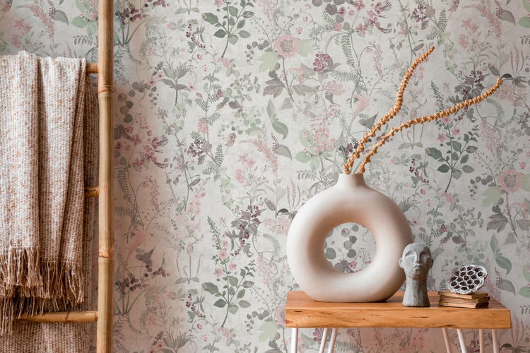 Szene mit gemusterter Tapete, Zimmerpflanze, Lampe und Klavier.