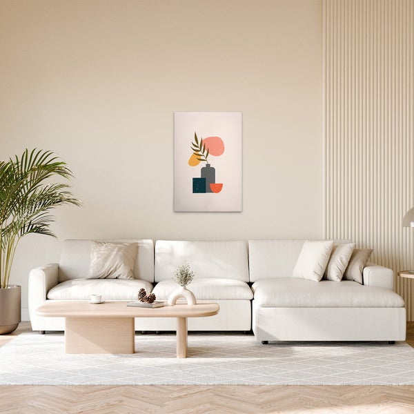 Wohnzimmer mit weißem Sofa und abstrakter Leinwandkunst