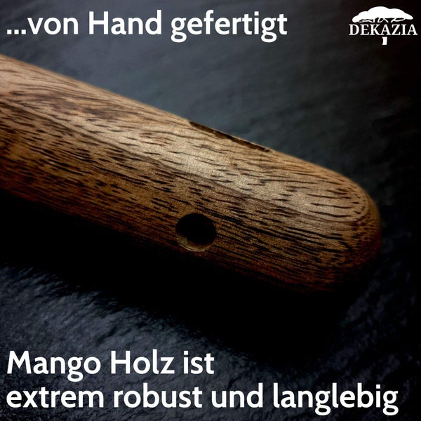 Nahaufnahme eines handgefertigten Griffs aus robustem und langlebigem Mangoholz mit DEKAZIA Logo.