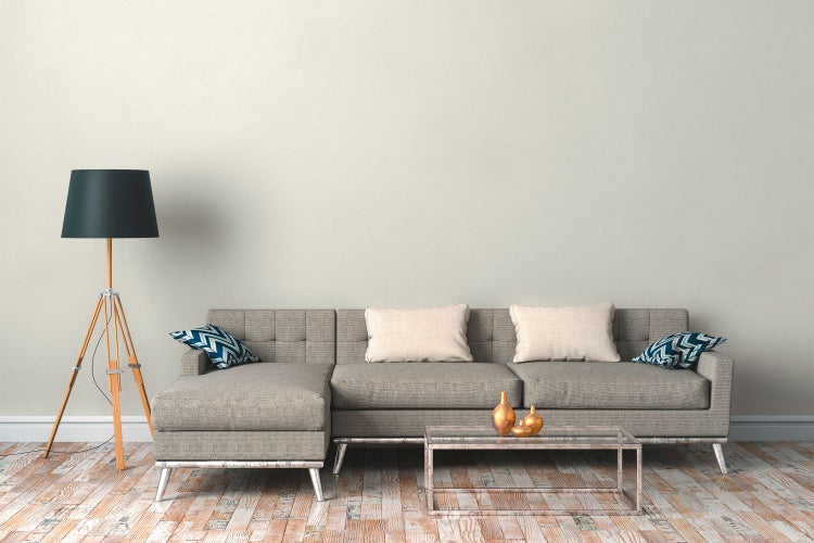 Gemusterte Tapete in einem Zimmer mit Kommode und Dekorationsgegenständen.