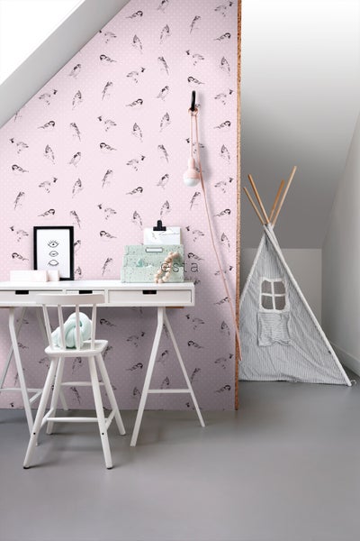 Helles Zimmer mit Schreibtisch, Stuhl, Spielzelt und Tapete mit Vogelmuster