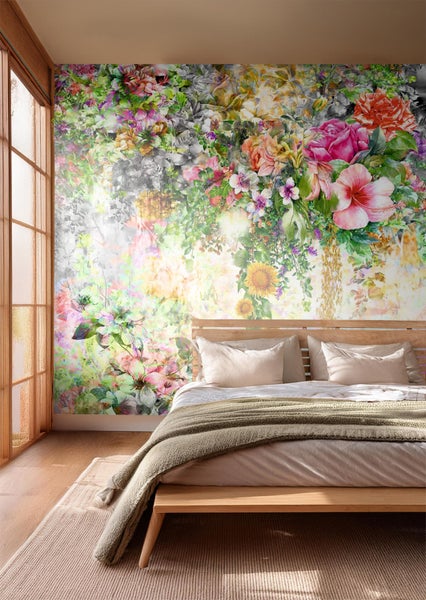 Schlafzimmer mit Blumenmustertapete, Bett, Holztisch und Holzschrank