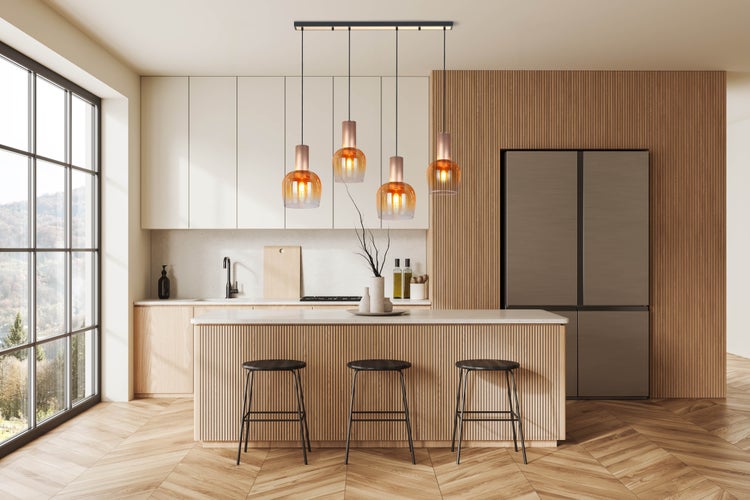 Helle Küche mit Kochinsel, Barhockern und Pendelleuchten