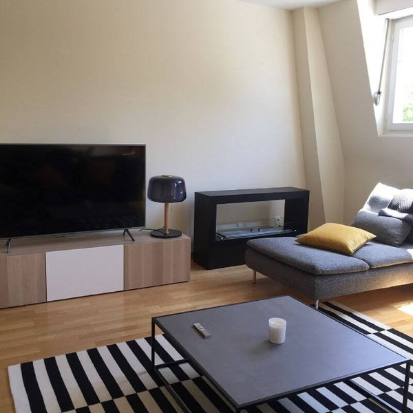 Wohnzimmer mit Fernseher, Couch und Couchtisch