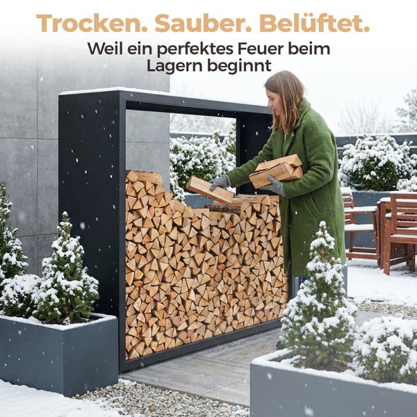 Holzlager mit Holzscheiten im Garten im Winter