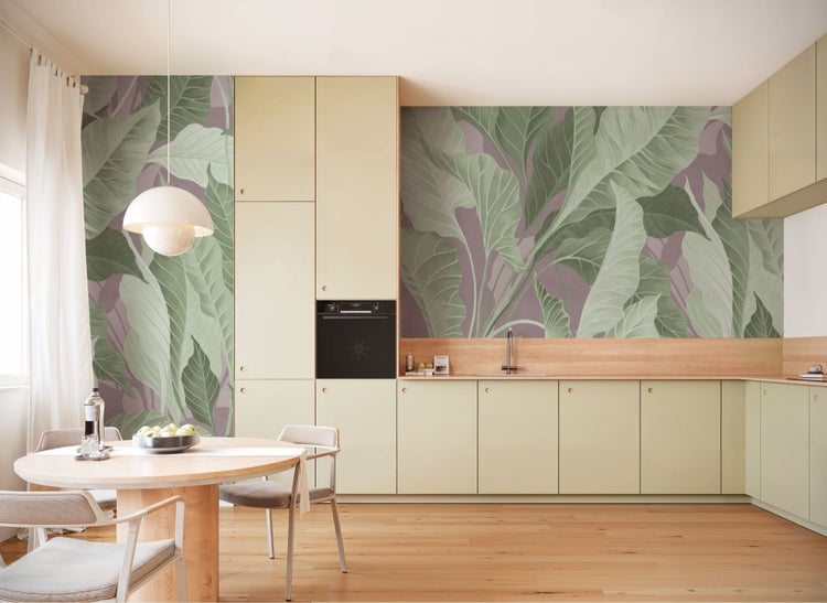 Helle Küche mit Esstisch und floraler Tapete