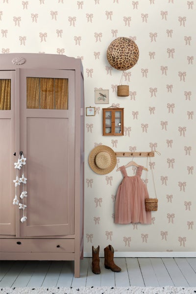 Kinderzimmer mit Tapete, Kleiderschrank, Kleidung und Dekoration