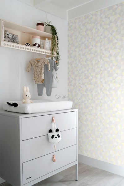 Helles Kinderzimmer mit Wickelkommode, Regal und geometrischer Tapete