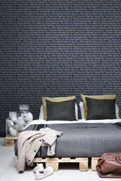 Schlafzimmer mit Bett aus Europaletten und dekorativer Sporttapete