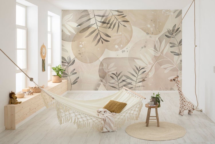 Heller Raum mit Blättertapete, Hängematte und dekorativen Elementen