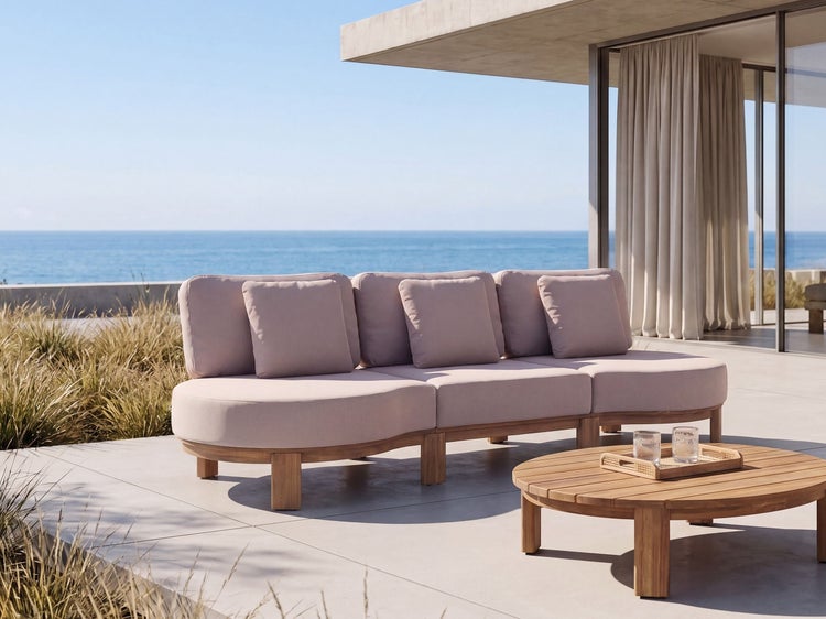Modulares Gartensofa mit Holzgestell und gepolsterten Kissen für drei Personen.