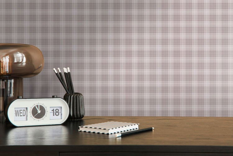 Stehleuchte mit Lampenschirm auf einem Stativ