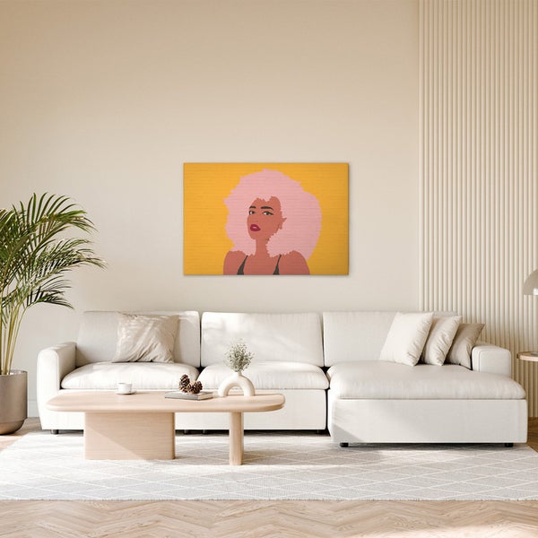 Wohnzimmer mit Sofa und Wandbild einer Frau mit Afrolook