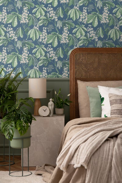 Flur mit Treppe, Wandpaneelen, botanischer Tapete, grüner Bank und Beistelltisch