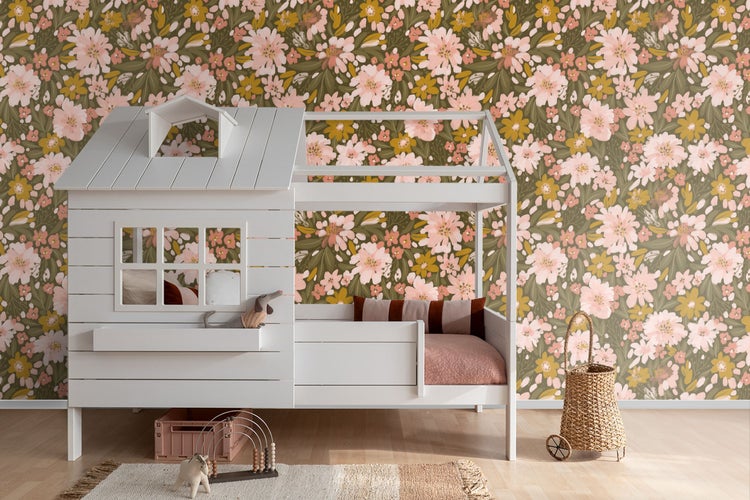 Zimmer mit weißem Kinderhausbett und geblümter Tapete