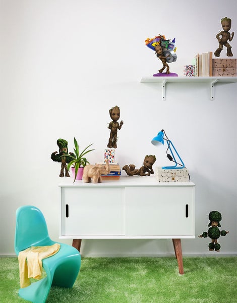Dekoratives Zimmer mit Accessoires, Kommode und Wandaufklebern