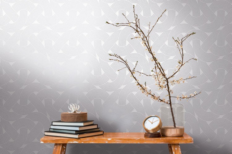 Zimmerdekoration mit Muster-Tapete, Pflanze und dekorativem &-Zeichen