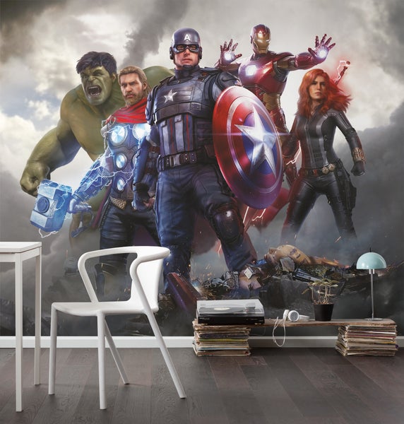 Wohnraum mit Fototapete mit Avengers-Motiv, Tisch und Stuhl