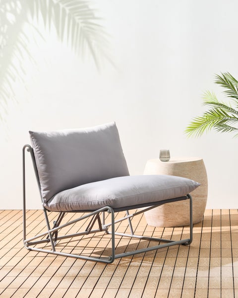 Gartenlounge-Sessel mit Metallrahmen und grauen Polstern auf einer Holzterrasse