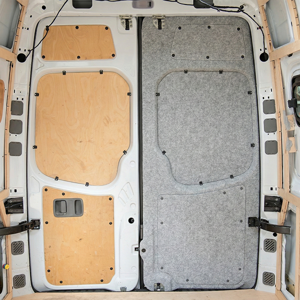 Innenraum eines Lieferwagens mit Holzverkleidung und Filz