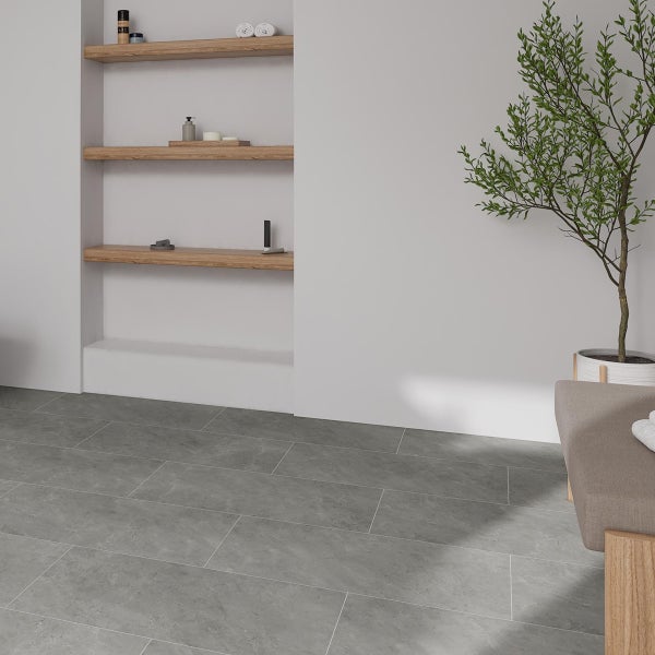 Grauer Fliesenboden im Badezimmer mit Holzelementen und Pflanze