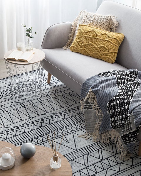 Detailansicht eines Teppichs mit geometrischem Muster