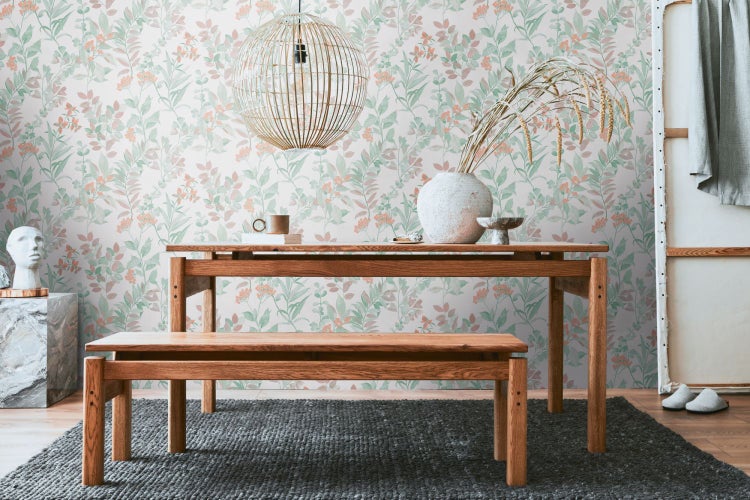 Tapetenrolle mit floralem Muster