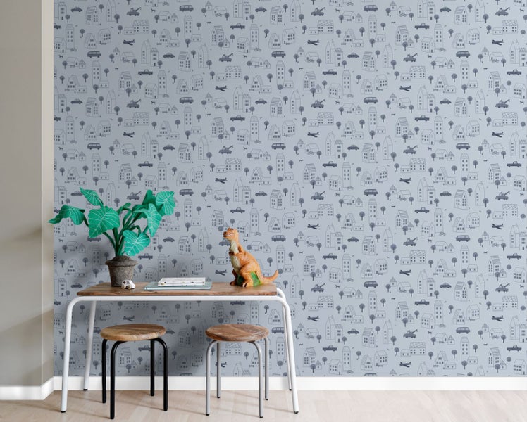 Dekoratives Kinderzimmer mit einer Tapete mit Stadtmuster, einem Schreibtisch und zwei Hockern.